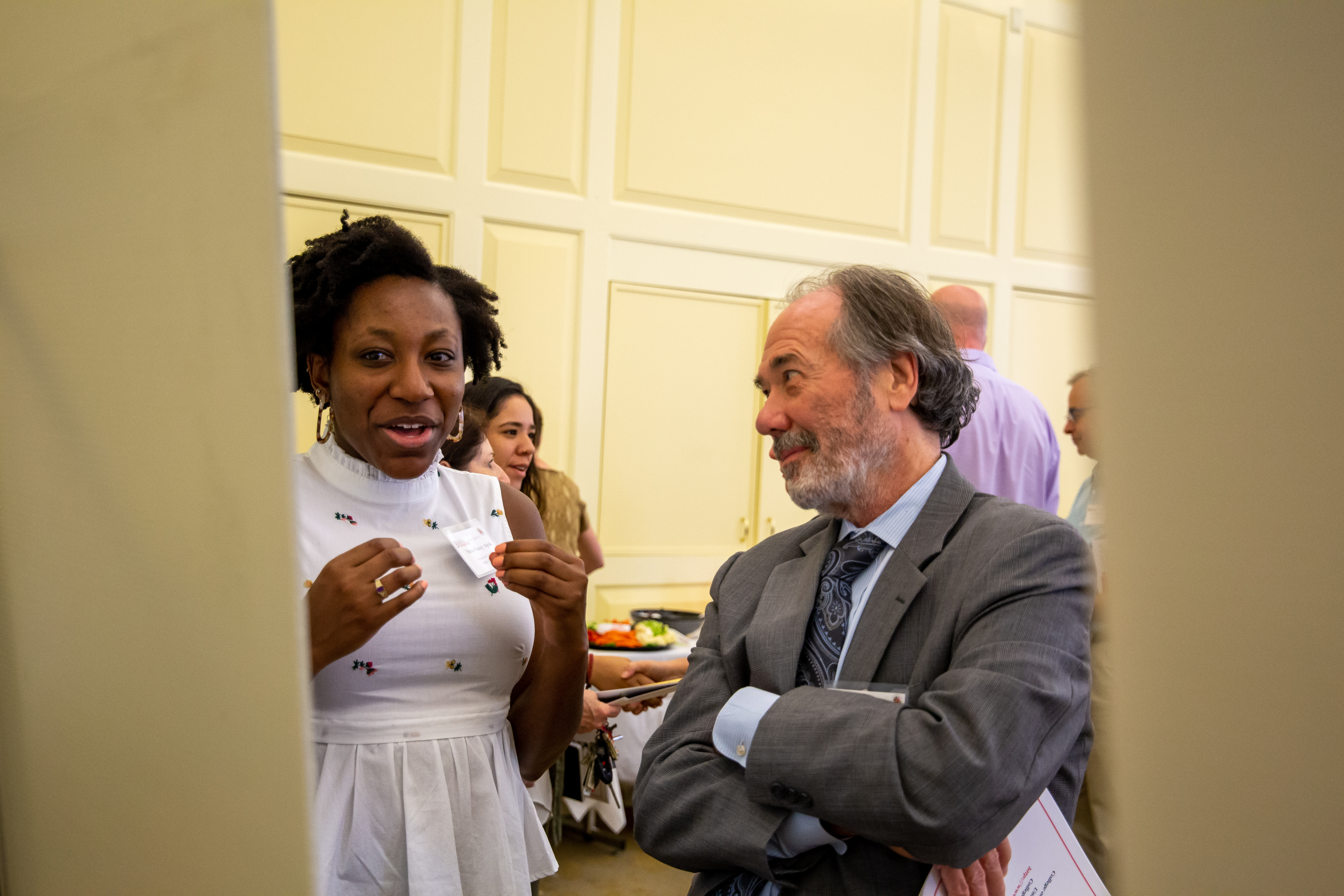 An SRI participant talking with Wayne McIntosh